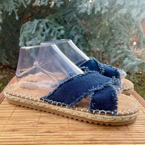 Adorable Frayed Blue Demin Crisscross Strap Flat Espadrille Slide Sandals. 8.5 - Picture 5 of 8